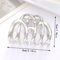 Dettaglio della molletta per capelli argento ondulata con misure 8cm di lunghezza e 5cm - Argento