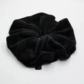 Detailopname van zwarte pluche scrunchie met zachte textuur en fijne afwerkingen - Zwart