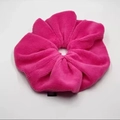 Detailweergave van de zachte rozerode pluche oversized scrunchie met gelaagde texturen - Rozerood