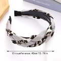 Diadema trenzada con estampado de leopardo en satén topo y medida de 40 cm de largo - Perímetro 40cm / Gris
