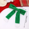 Dettaglio del fiocco di Natale in velluto verde con pompon di pelliccia bianca da 16cm - Verde