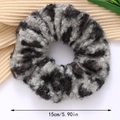 Scrunchie leopardato in morbido peluche grigio antracite con diametro di 15 cm - Stampa Leopardata Bianca e Nera