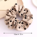 Beigefarbenes Satin-Haargummi mit Punkten und 12 cm Durchmesser für elegantes Styling - Khaki