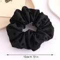 Französischer Retro-Haargummi aus schwarzem Satin mit Punkten und 12 cm Durchmesser - Schwarz