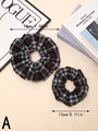 Comparaison détaillée des chouchous à carreaux noirs et bleus en 18 cm et 13 cm - Grand / Style A