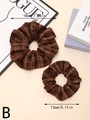 Lot de deux chouchous à carreaux marron de tailles différentes avec motifs vintage élégants - Grand / Style B