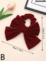 Macro-opname van grote bordeauxrode fluwelen haaruistrik met afmetingen van 18cm en textuur - Grote Strik Scrunchie (Stijl B)