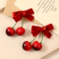 Elegantes Paar rote Samt-Kirsch-Haarspangen mit künstlichen Diamanten und Vintage-Stil - Roter Kirsch-Stil