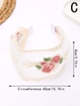 Dettaglio della fascia in pizzo floreale ricamato con misure di 8cm di larghezza e 40cm di giro - Fiori Rosa (C)