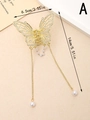 Dettaglio molletta a farfalla dorata con zirconi e nappe di perle bianche pendenti - Stile Farfalla in Strass Traforato Classico (A)