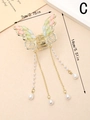 Dettaglio di molletta per capelli a farfalla dorata con strass e nappe di perle - Stile Farfalla con Pietre Colorate Marquise (C)