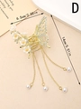 Dettaglio della molletta per capelli a farfalla dorata con zirconi e nappe di perle - Stile Farfalla con Nappa e Fiori Bianchi (D)