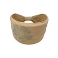 Detail eines beigen elastischen breiten Stirnbandes mit glitzerndem Strass-Kleeblatt-Muster - Beige