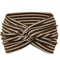 Detail eines böhmischen Strickstirnbands mit braunen Zickzackstreifen und vorderem Knoten - Braun