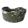 Detailansicht des olivgrünen Boho-Stirnbands mit Blumenmuster und elastischer Baumwolltextur - Armeegrün