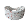 Détail du bandeau fleuri respirant avec nœud torsadé et motif floral rose sur fond blanc - Style Floral Rose (B)