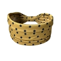 Détail du bandeau jaune moutarde à pois noirs avec un design élégant de nœud arrière - Jaune