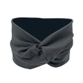 Detalle de la diadema de yoga gris oscuro con textura de punto suave y diseño de nudo ancho - Gris oscuro