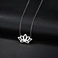 Minimalistische Lotus-Halskette aus Edelstahl mit O-Kette auf schwarzem Grund - Silber
