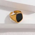 Anillo geométrico irregular minimalista con incrustación negra sobre piedra blanca - Negro