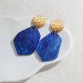 Einzigartige unregelmäßige blaue Acryl-Ohrhänger mit goldgeprägtem Blumenstecker - Dunkelblauer Geometrischer Stil (S-E822 Blau)