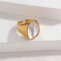 Primer plano de un anillo geométrico bañado en oro con incrustación de nácar cuadrada - Blanco