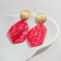 Detail von rosa Acryl-Ohrringen mit Sonnenblumen-Goldsteckern auf einem Steintablett - Roter Geometrischer Stil (S-E822 Rot)