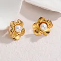 Makroaufnahme goldener Kamelien-Ohrringe mit Perle auf weißem Marmorhintergrund - Goldener Kamelien-Stil (S-E858)