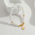 Vista macro del bracciale con ciondolo a margherita, perle bianche e perline dorate - 单雏菊串珠A款(S-B1094-liu)