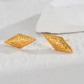 Detailweergave van geometrische ruitvormige oorknopjes met stervormig reliëf en goudlaag - Grote Ruit Stervormige Stijl (S-E889-da) / 7x17.5mm