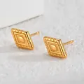Macro-detail van geometrische ruitvormige oorbellen met reliëfstructuur en gouden finish - Middelgrote Ruit Genestelde Stijl (S-E889-zhong) / 6x10mm