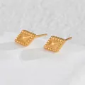 Close-up van geometrische gouden vierkante oorknopjes met kralenrand en 3D-ontwerp - Kleine Vierkante Piramide Stijl (S-E889-xiao) / 5x8mm