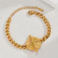 Detail van een gouden Cubaanse schakelarmband met een glanzende met diamant bezette tandwiel - Strass Ronde Schijf Cubaanse Schakelarmband (S-B1103)