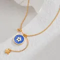 Makroaufnahme der Goldperlenkette mit blauem Sternanhänger und poliertem Charm - Blau