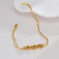Detail eines doppelreihigen Herz-Armbands aus Gold-Edelstahl mit funkelnden Zirkonia-Steinen - Herz Stil (S-B1112-ax)