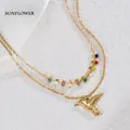 Détail d'un collier doré double épaisseur avec perles colorées et pendentif colibri - Style Colibri / Or (S-N2193)