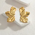 Orecchini a petalo dorati irregolari con texture organica su pietra bianca - Oro (S-E912-san)