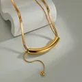 Detalle del collar de cadena de serpiente dorada 18K con tubo curvo y colgante de bola - Dorado