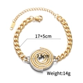 Dettaglio del disco a spirale bicolore su bracciale a catena cubana in acciaio inox - Stile Bracciale con Texture a Spirale Bicolore Oro Argento (B1102)
