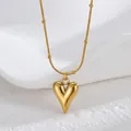 Collana con ciondolo a cuore dorato lucido e catena a serpente con perline su display elegante - Stile Catena della Clavicola a Cuore d'Oro (S-N2157)