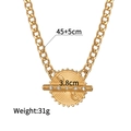 Dettaglio della collana con disco dorato a ingranaggio con strass e catena a maglie - Stile Strass con Motivo Radiale a Spirale Oro (N2173)