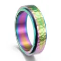 Détail de la bague rotative arc-en-ciel avec texture martelée et finition dégradée - Coloré