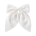 Vue détaillée d'une grande barrette à nœud en satin blanc avec une texture élégante - Blanc (18)