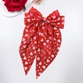 Détail du grand nœud papillon rouge avec motifs cœurs et LOVE sur tissu satiné - Base Rouge LOVE