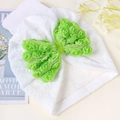 Detail einer Baby-Turbanmütze mit großer grüner Schleife aus Chiffon-Rosen - Grün