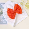 Baby Turban-Hut aus weißer Spitze mit großer oranger 3D-Rose und Schleifen-Detail - Orange