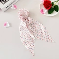Dettaglio scrunchie grande in raso con stampe a cuore e lunghi nastri decorativi - Base Bianca Cuore ad Arco