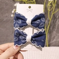 Vue détaillée de barrettes nœuds en jean bleu avec dentelle blanche sur carte support - Bleu Foncé Petit Nœud