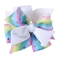 Détail d'un nœud papillon dégradé arc-en-ciel avec motifs cœurs argentés et ruban grain - Nœud Moulin Blanc Coloré