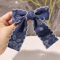 Detail einer Denim-Schleife-Haarklammer mit weißem Rosendruck und zarter Spitzenborte - Dunkelblau Mit Bändern